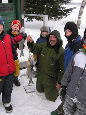 kids-icefishing
